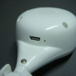 電源口はマイクロUSB、小さい穴はマイク穴
