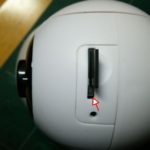 micro-SDカードの差し込み口から中を覗いて薄い鉄板を見つけます。