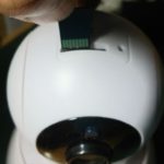 micro-SDカードの金色端子を下にして差し込みます。